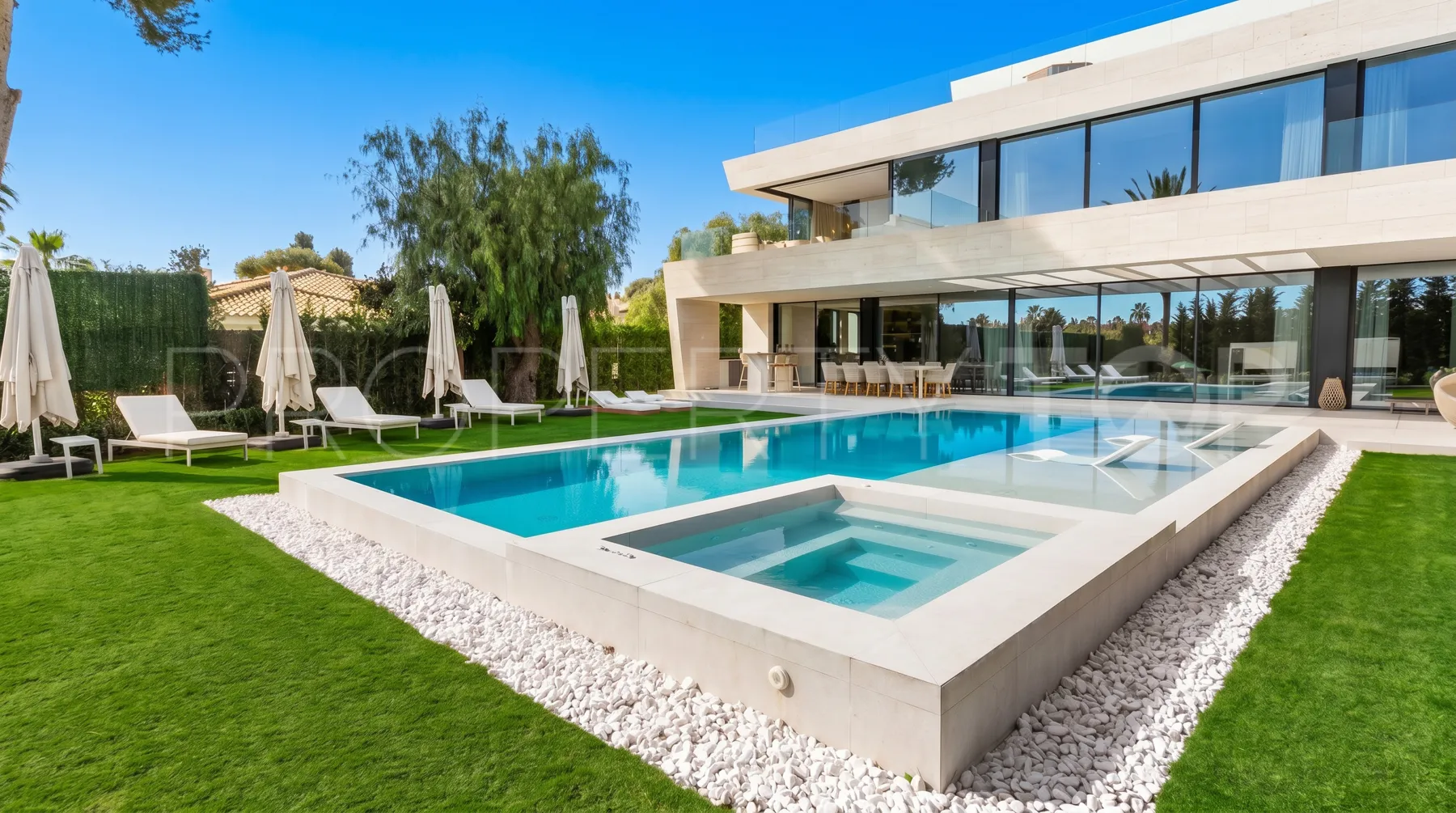 For sale villa in Los Monteros Playa with 6 bedrooms
