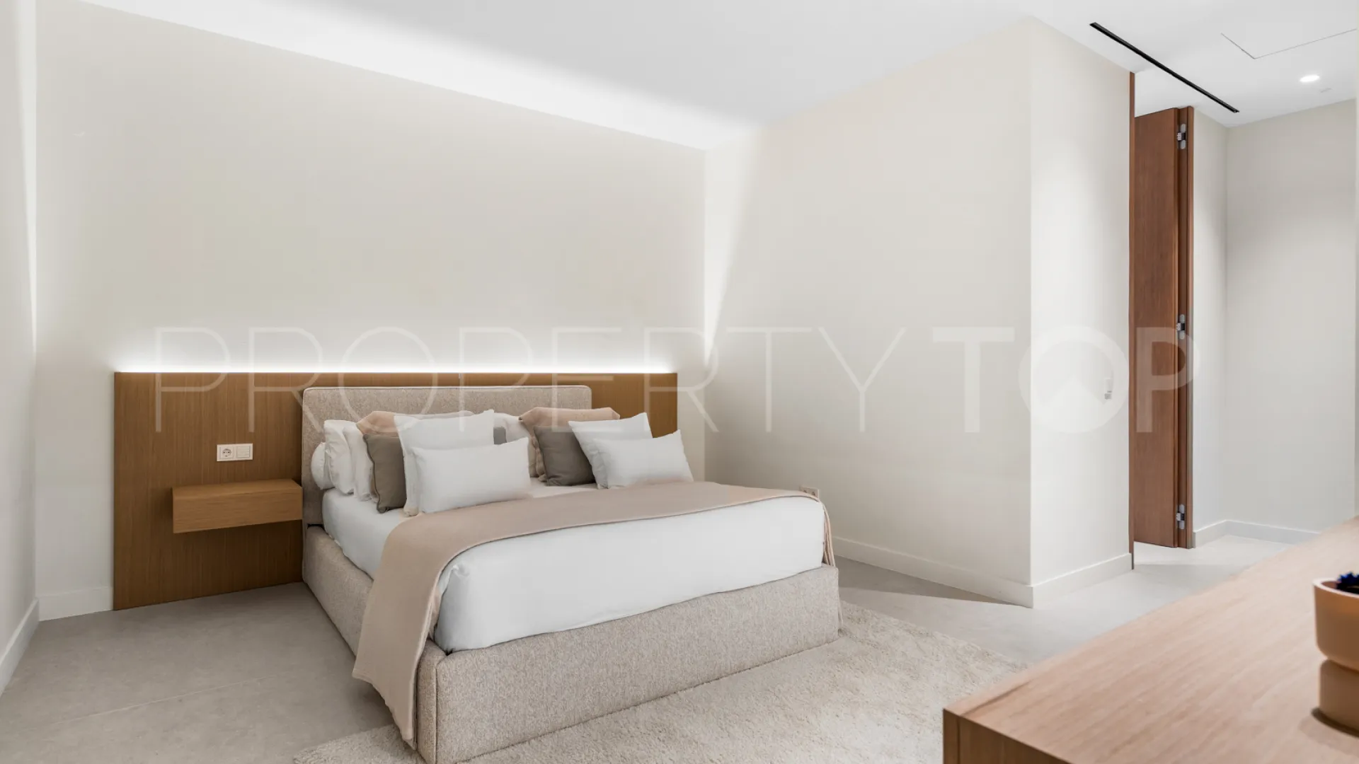 For sale villa in Los Monteros Playa with 6 bedrooms