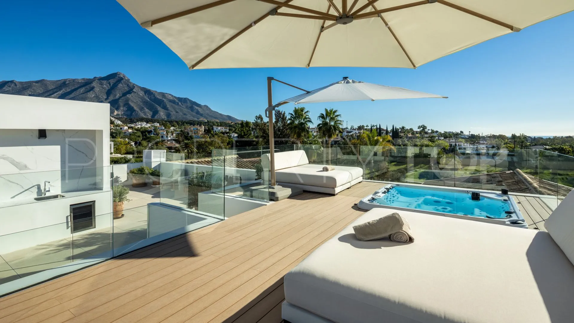 6 bedrooms Nueva Andalucia villa for sale
