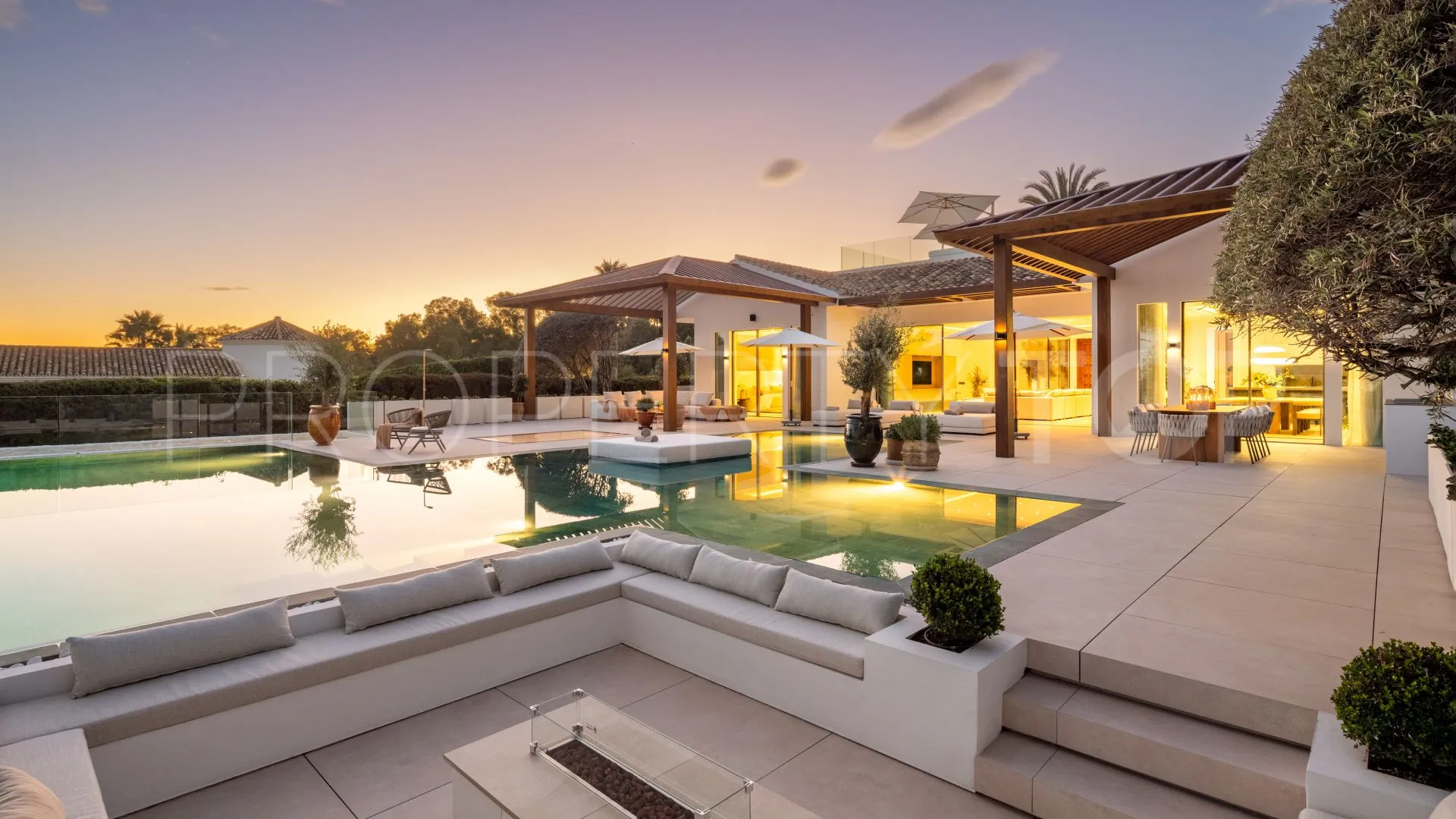 6 bedrooms Nueva Andalucia villa for sale