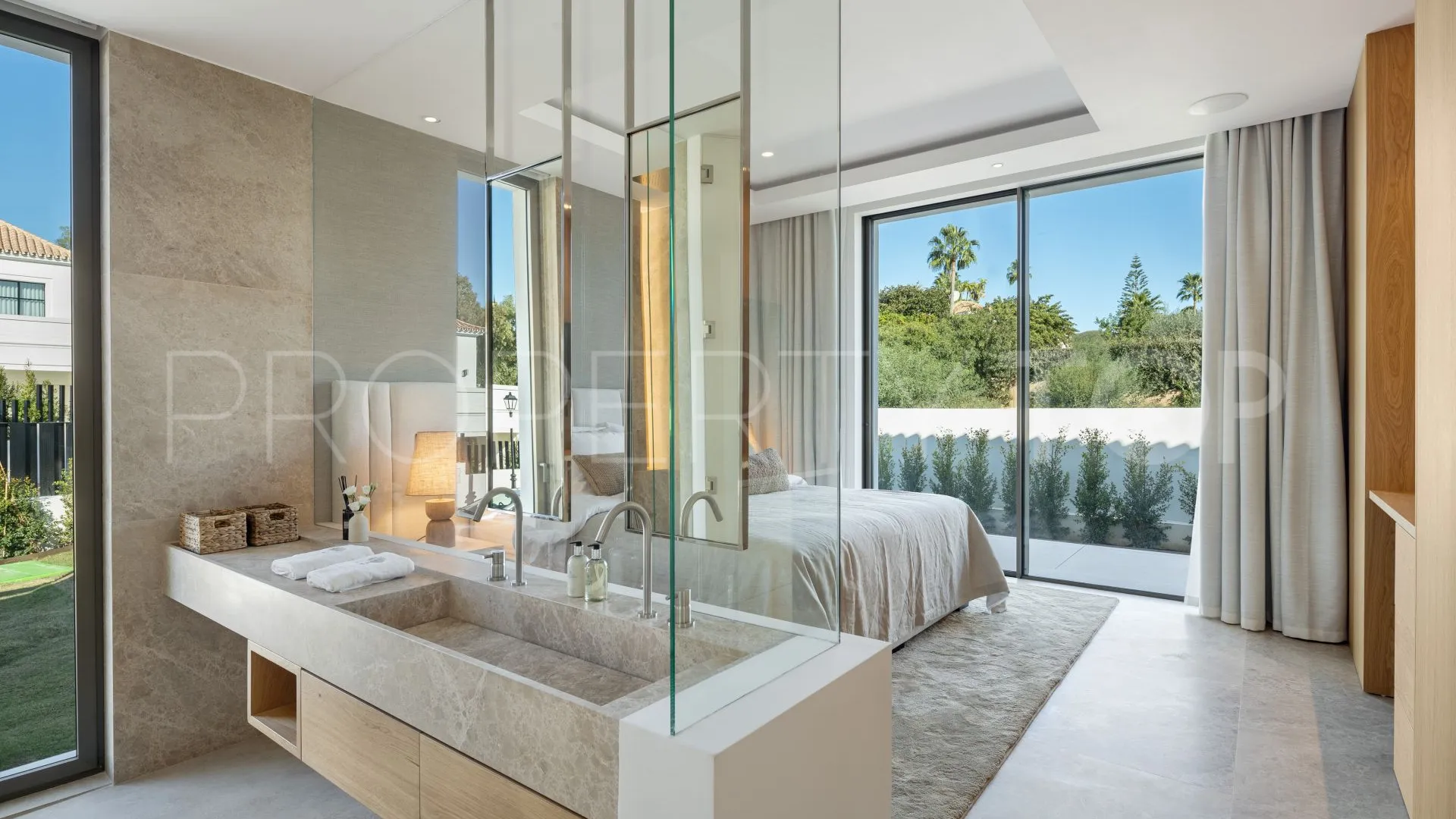6 bedrooms Nueva Andalucia villa for sale