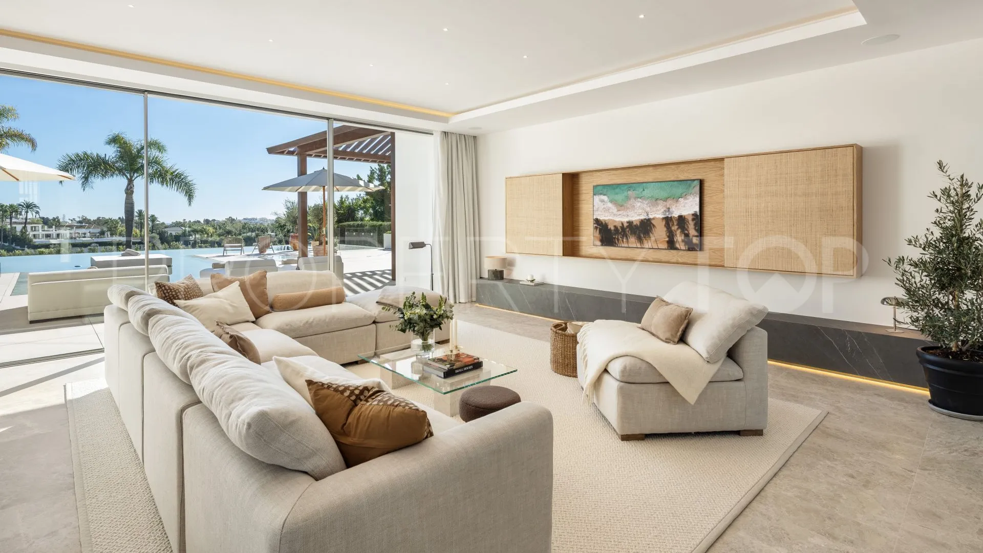 6 bedrooms Nueva Andalucia villa for sale
