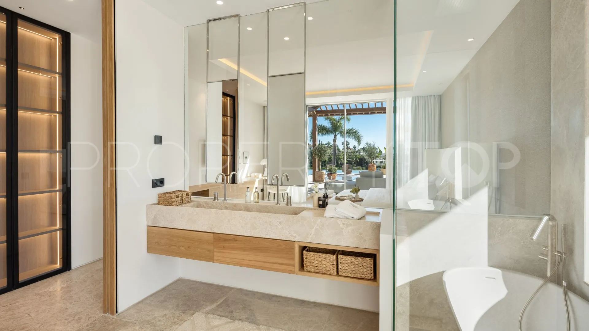 6 bedrooms Nueva Andalucia villa for sale