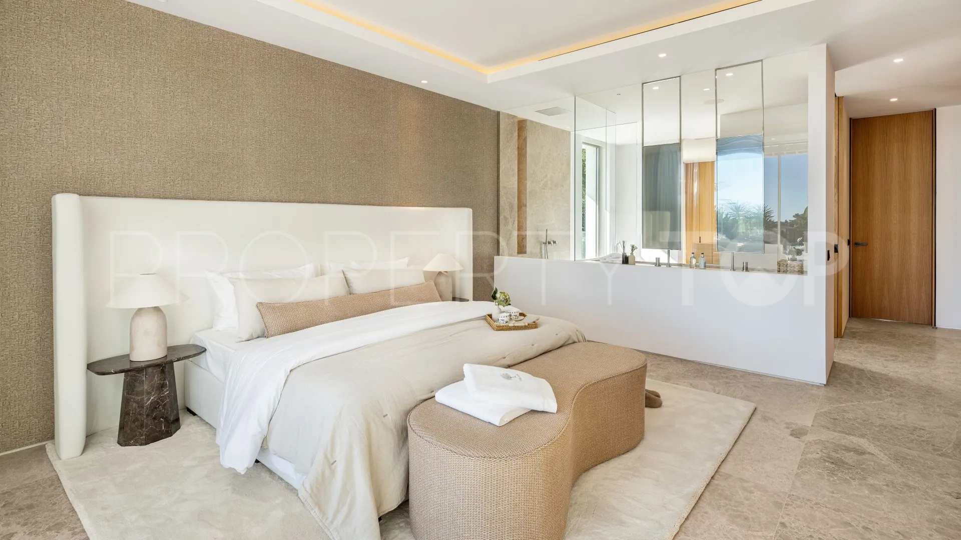 6 bedrooms Nueva Andalucia villa for sale