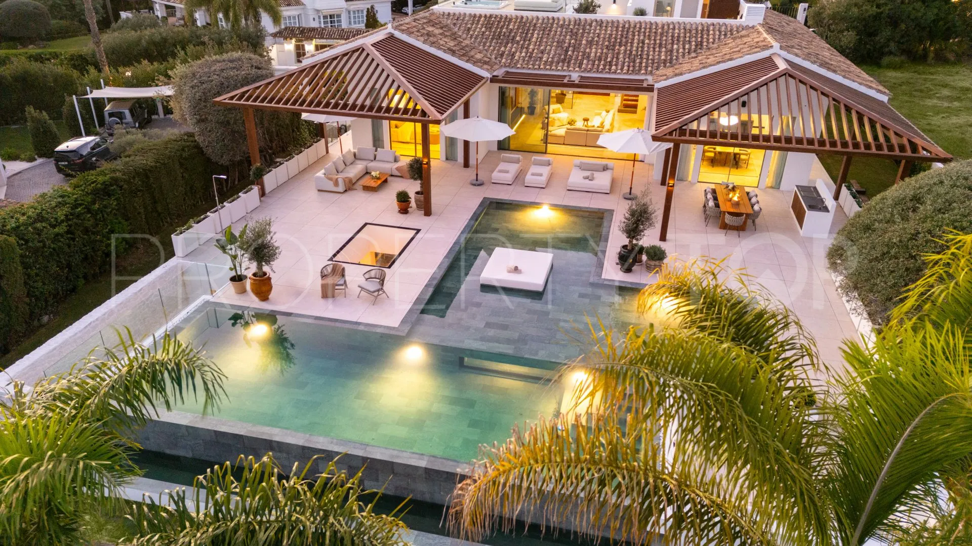 6 bedrooms Nueva Andalucia villa for sale