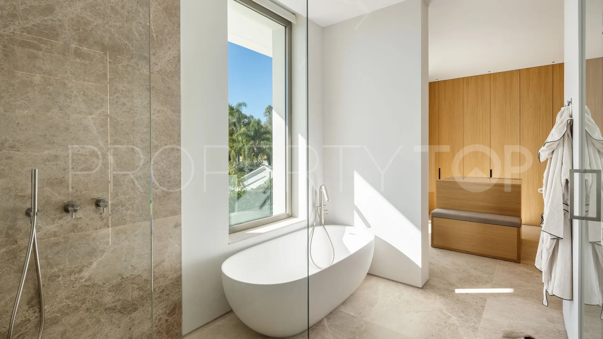 6 bedrooms Nueva Andalucia villa for sale