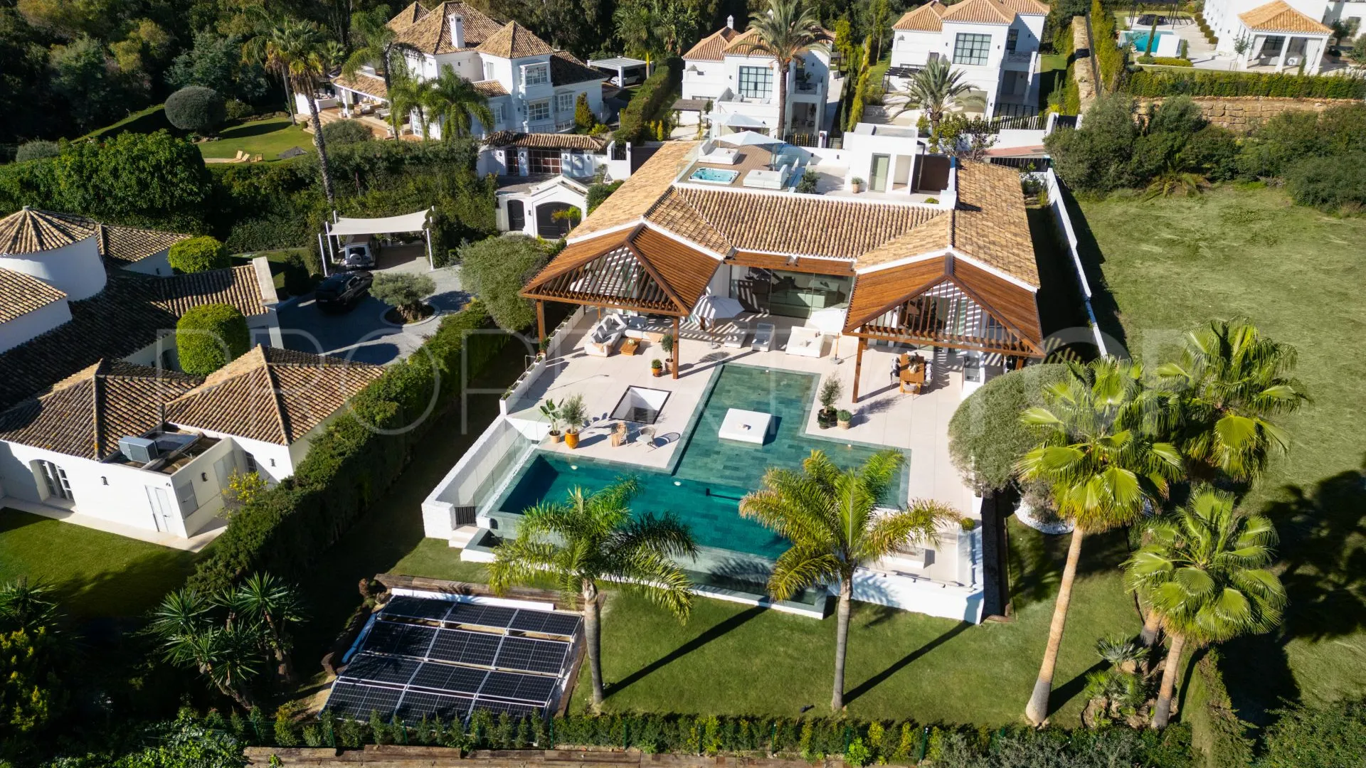 6 bedrooms Nueva Andalucia villa for sale