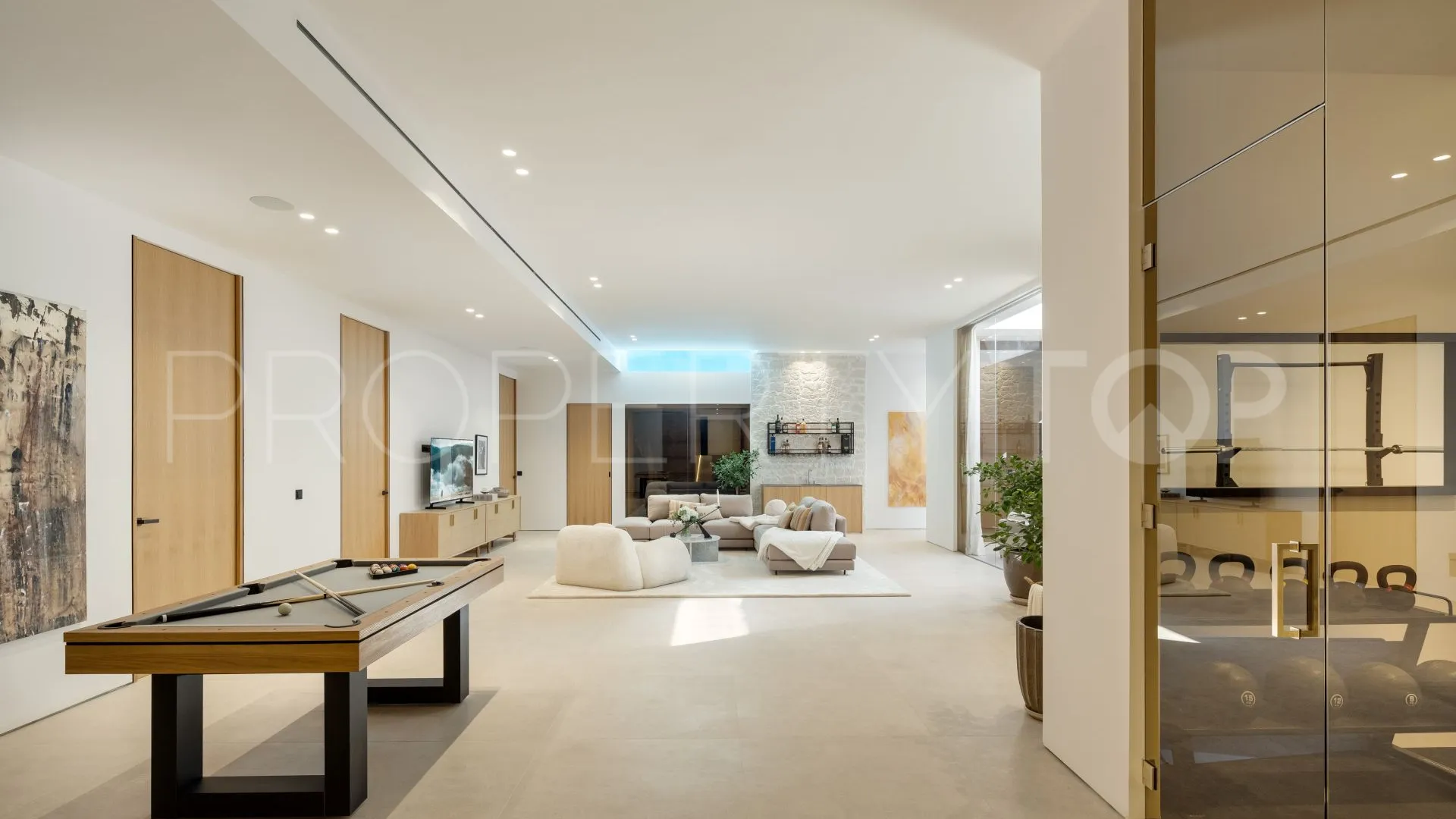 6 bedrooms Nueva Andalucia villa for sale