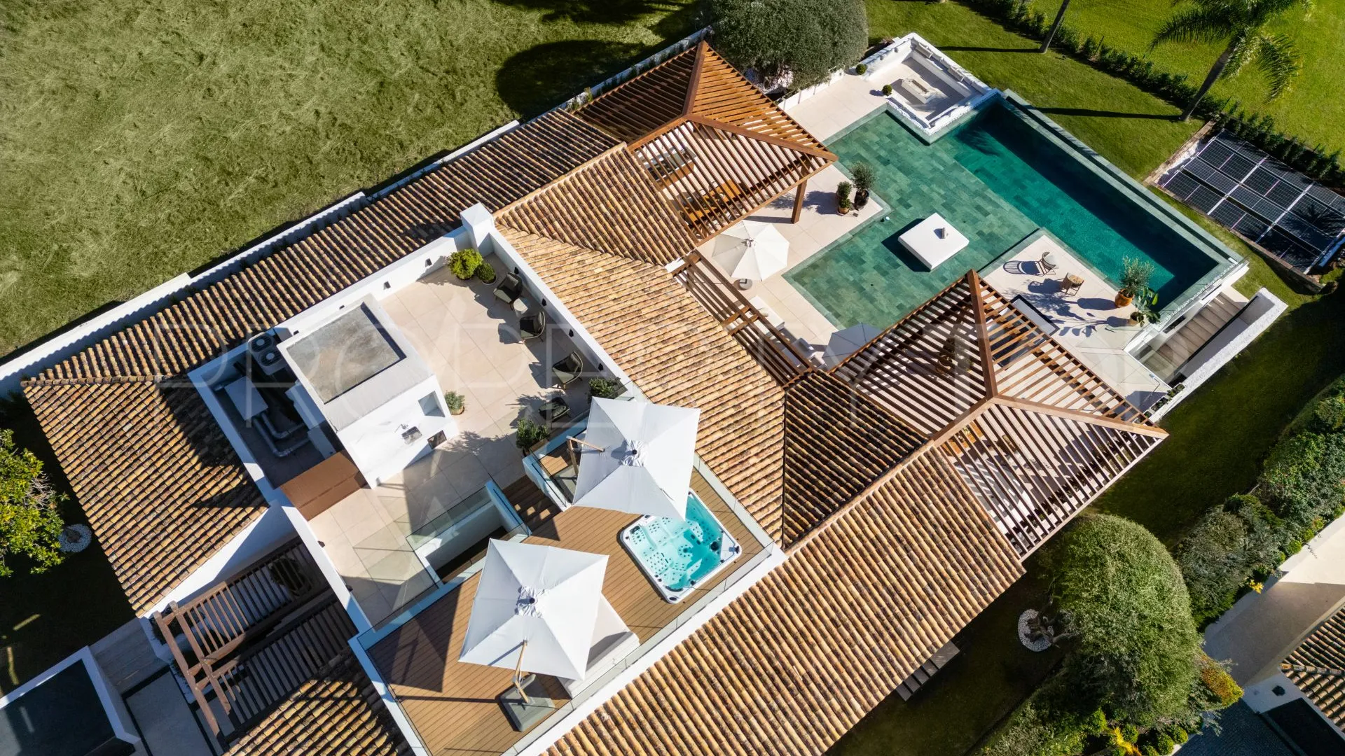 6 bedrooms Nueva Andalucia villa for sale