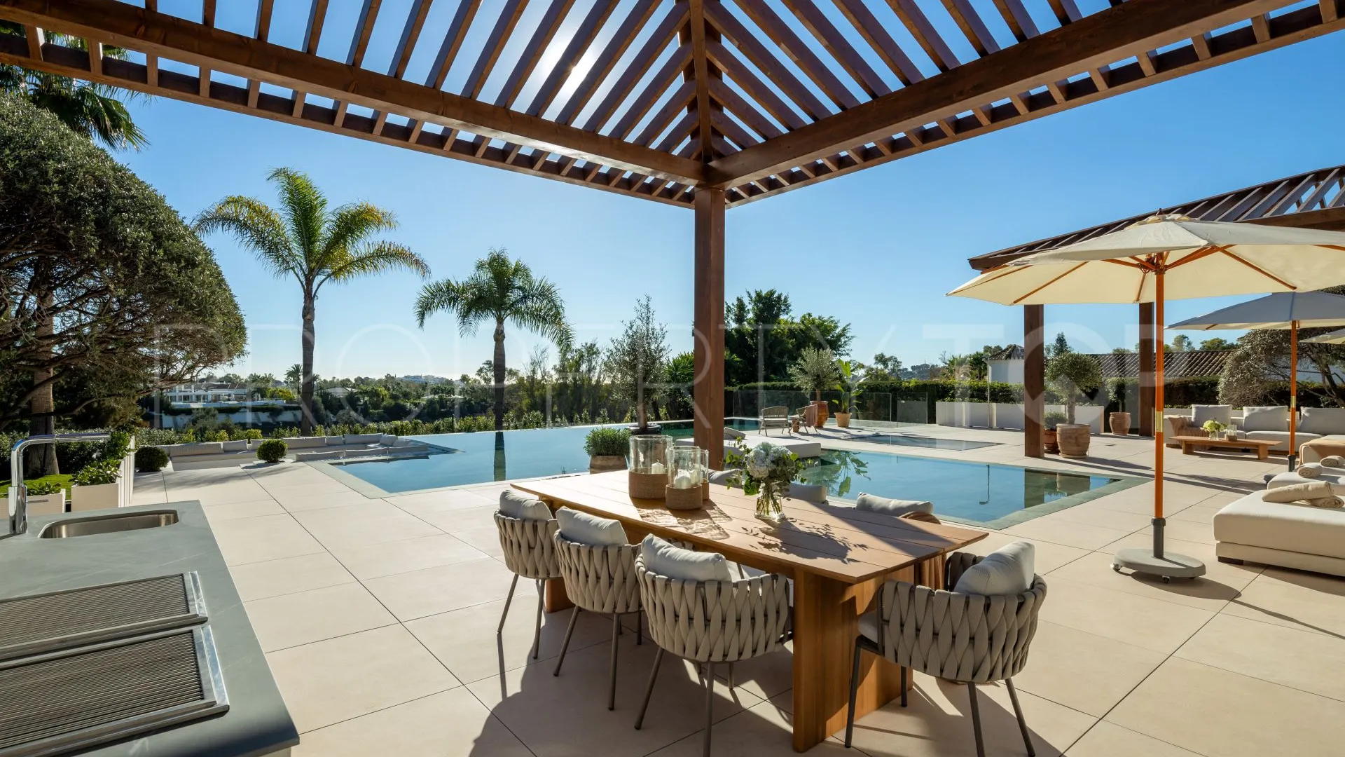 6 bedrooms Nueva Andalucia villa for sale