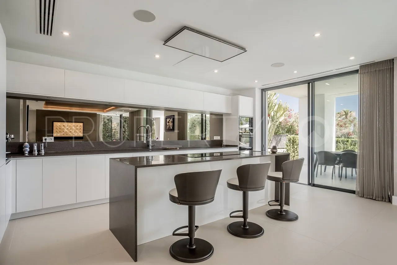 For sale villa with 5 bedrooms in Las Lomas del Marbella Club
