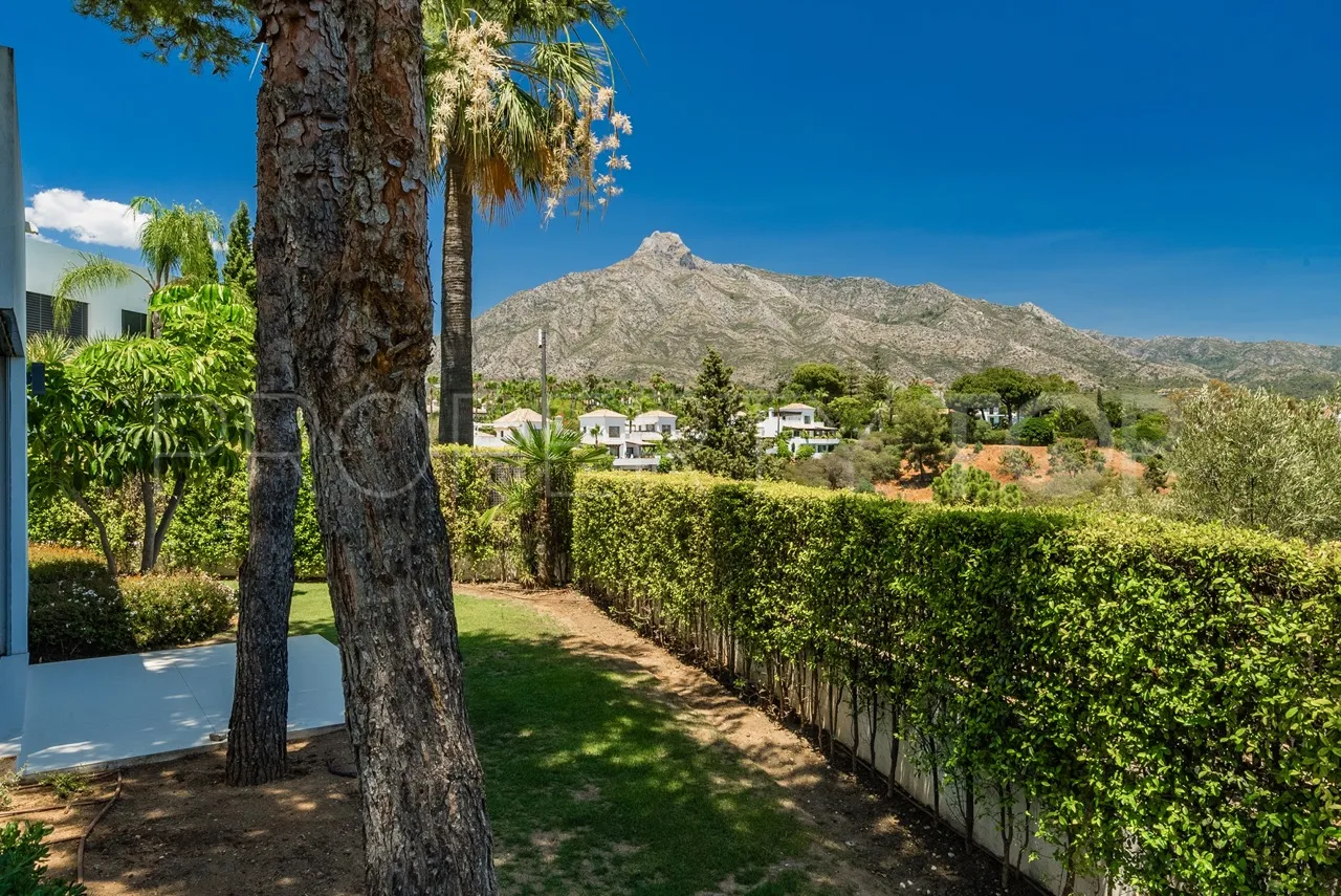 For sale villa with 5 bedrooms in Las Lomas del Marbella Club