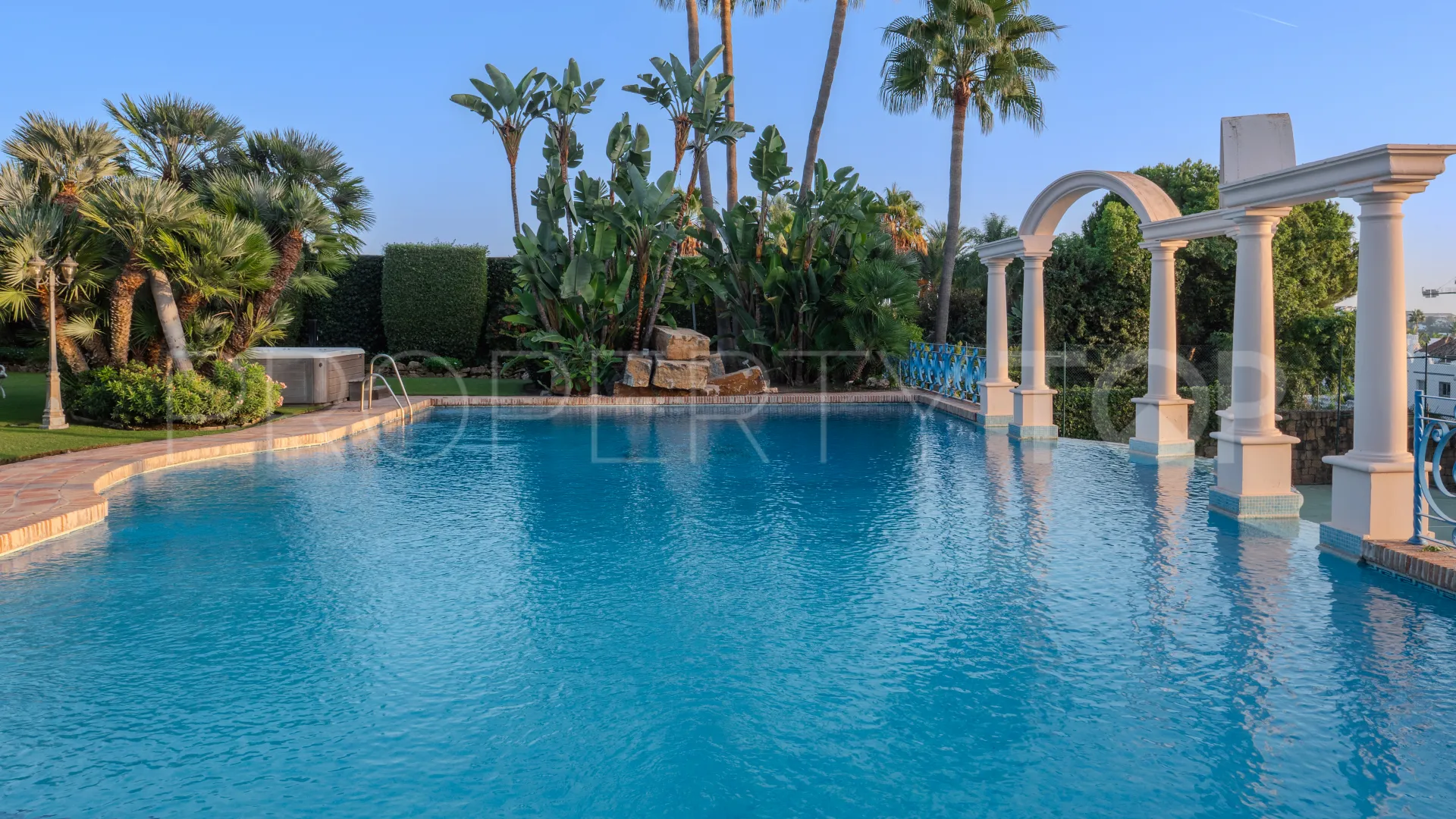 Nueva Andalucia, villa en venta de 6 dormitorios