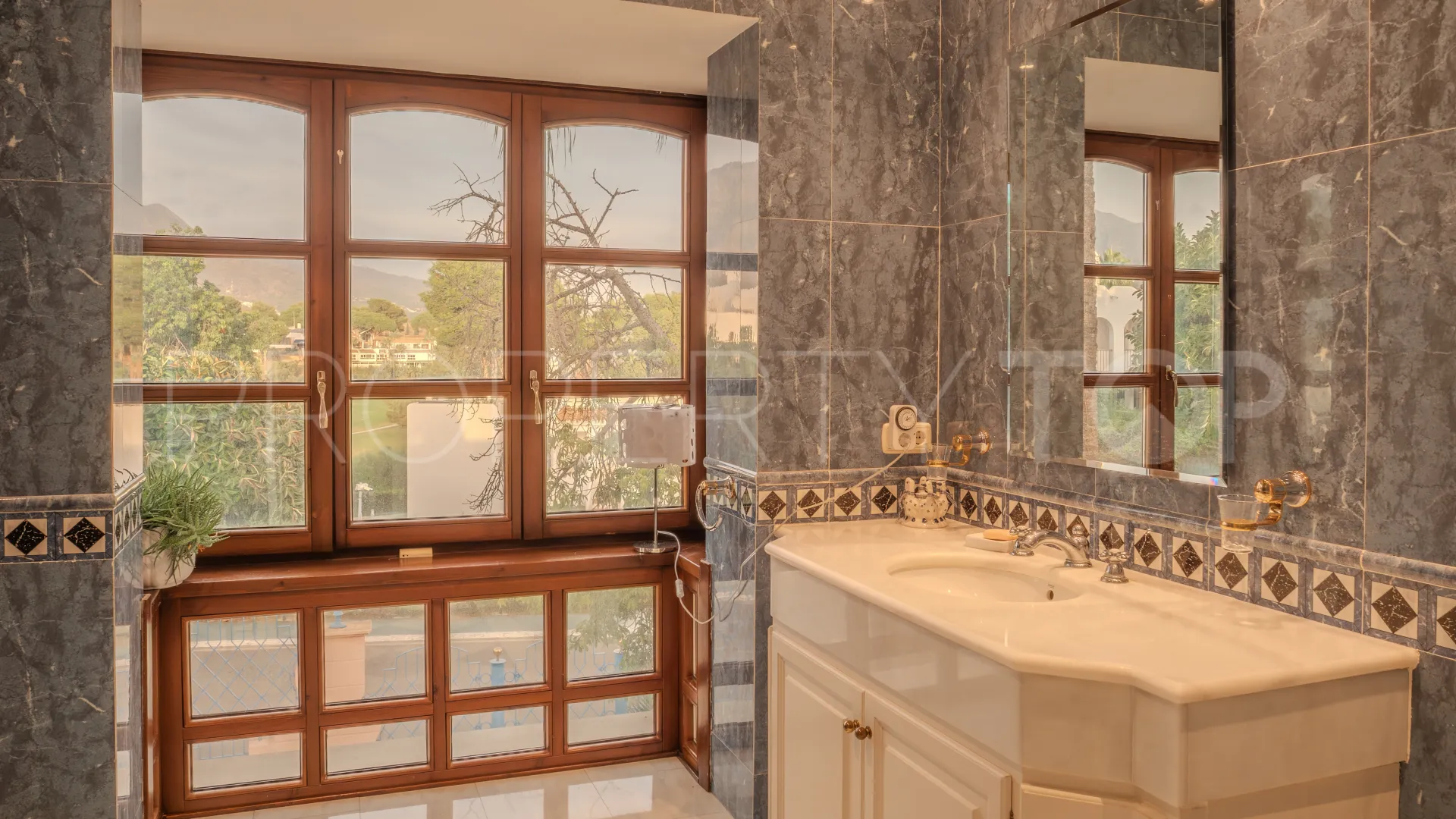 Nueva Andalucia, villa en venta de 6 dormitorios