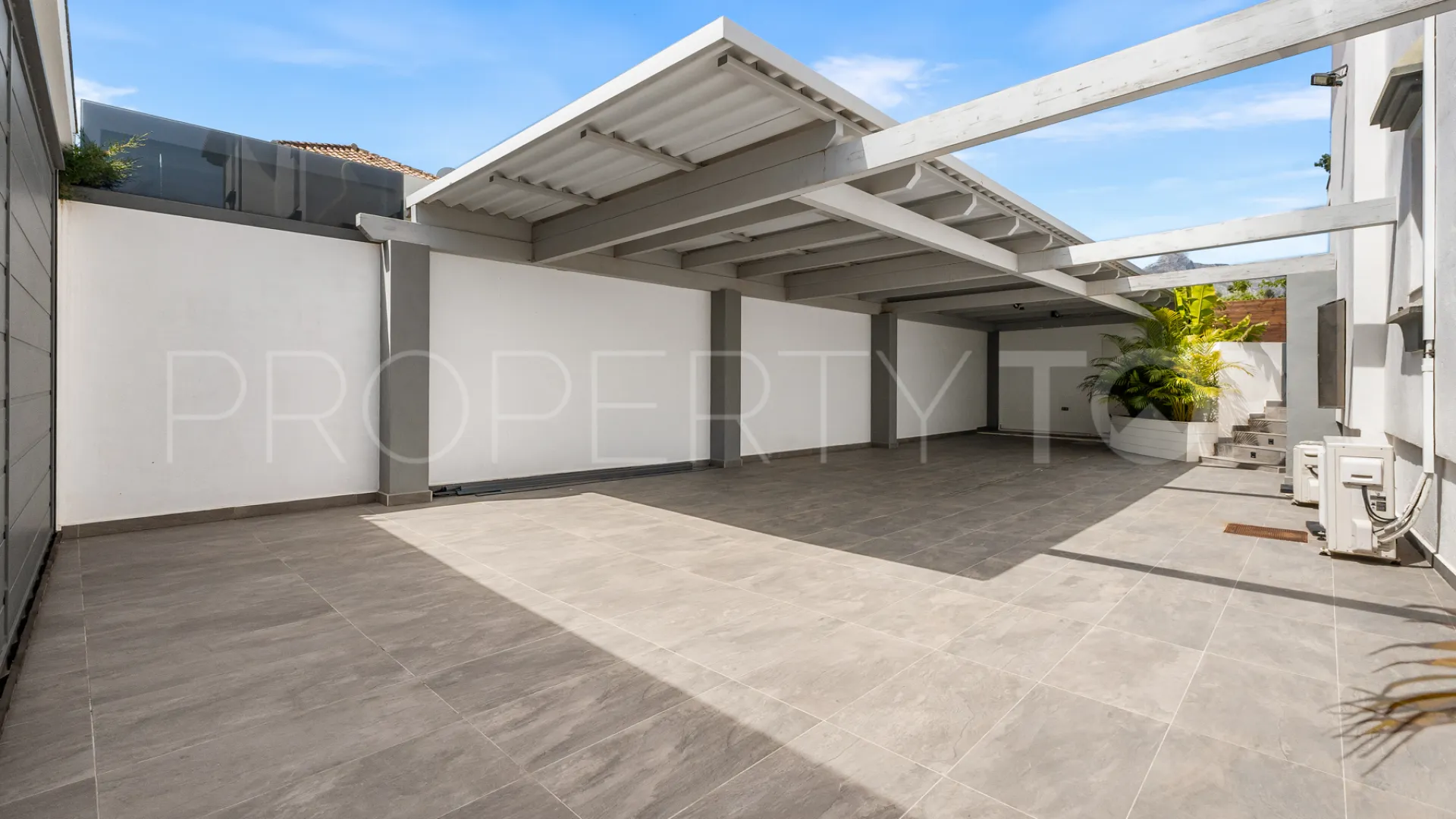 Buy villa in Marbella - Puerto Banus