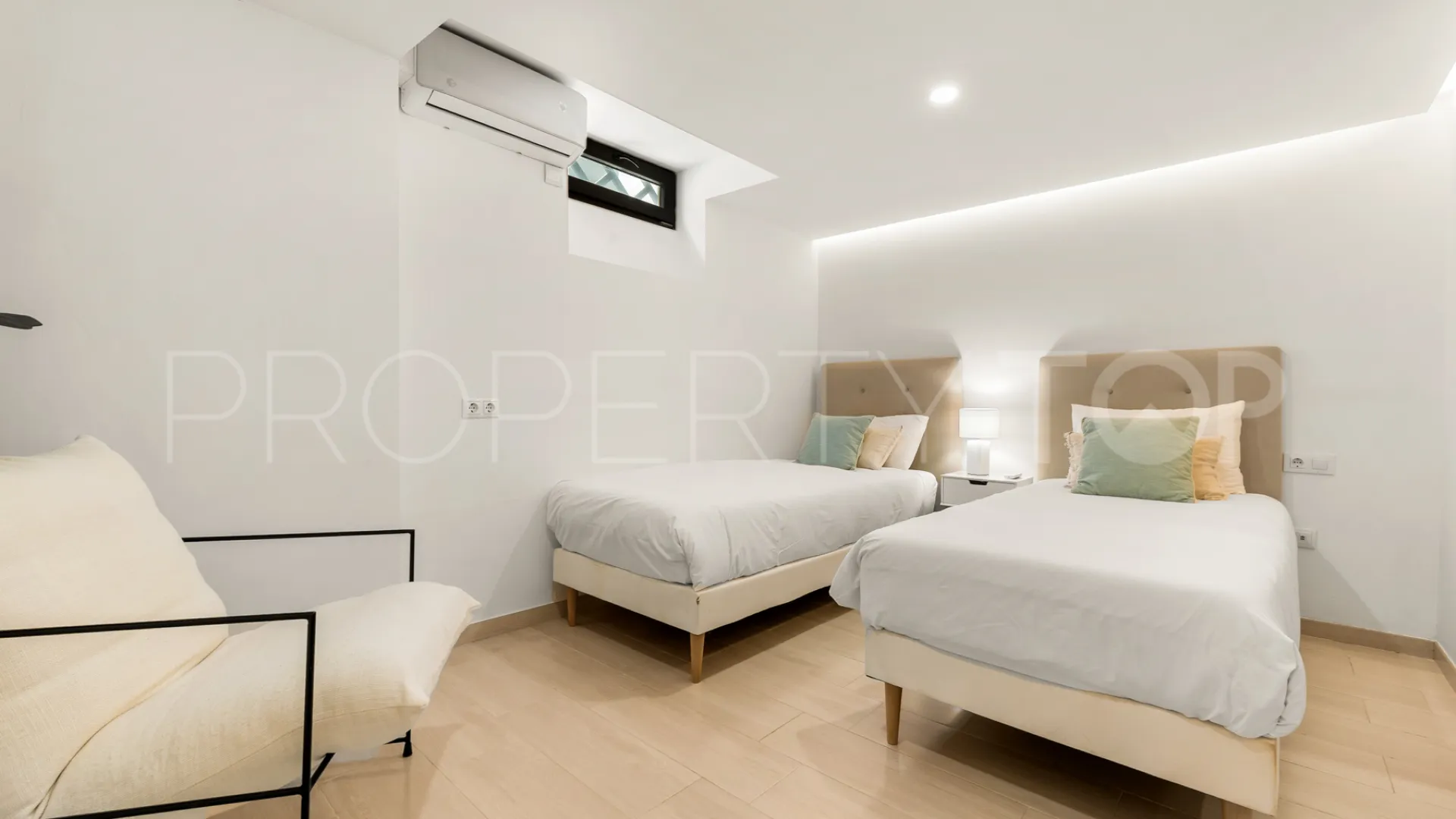 Buy villa in Marbella - Puerto Banus