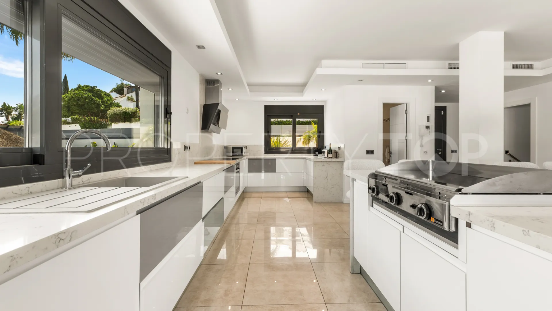 Buy villa in Marbella - Puerto Banus