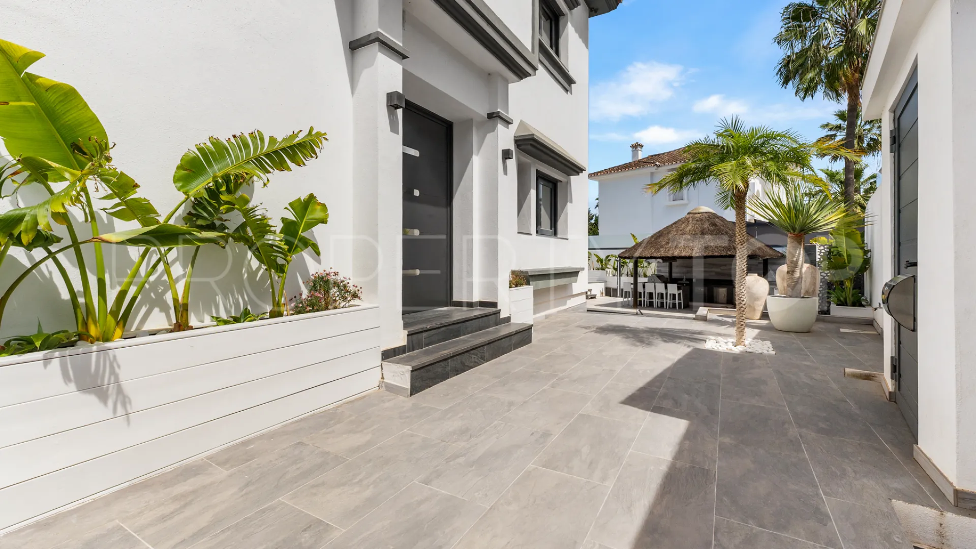 Buy villa in Marbella - Puerto Banus