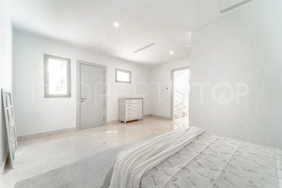 Se vende villa de 6 dormitorios en Los Arqueros