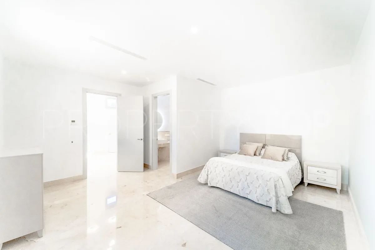 Se vende villa de 6 dormitorios en Los Arqueros