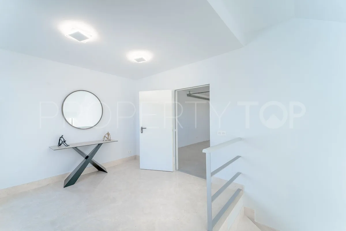 Se vende villa de 6 dormitorios en Los Arqueros