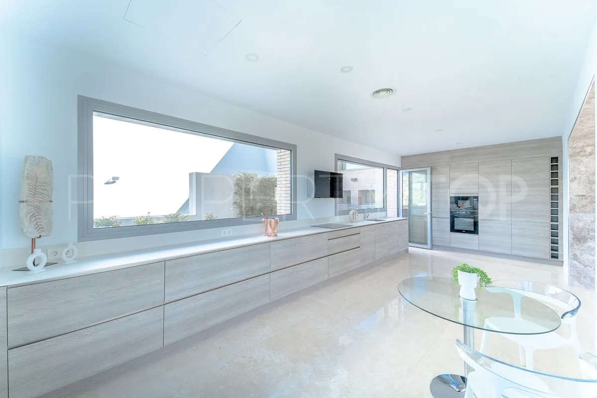 Se vende villa de 6 dormitorios en Los Arqueros