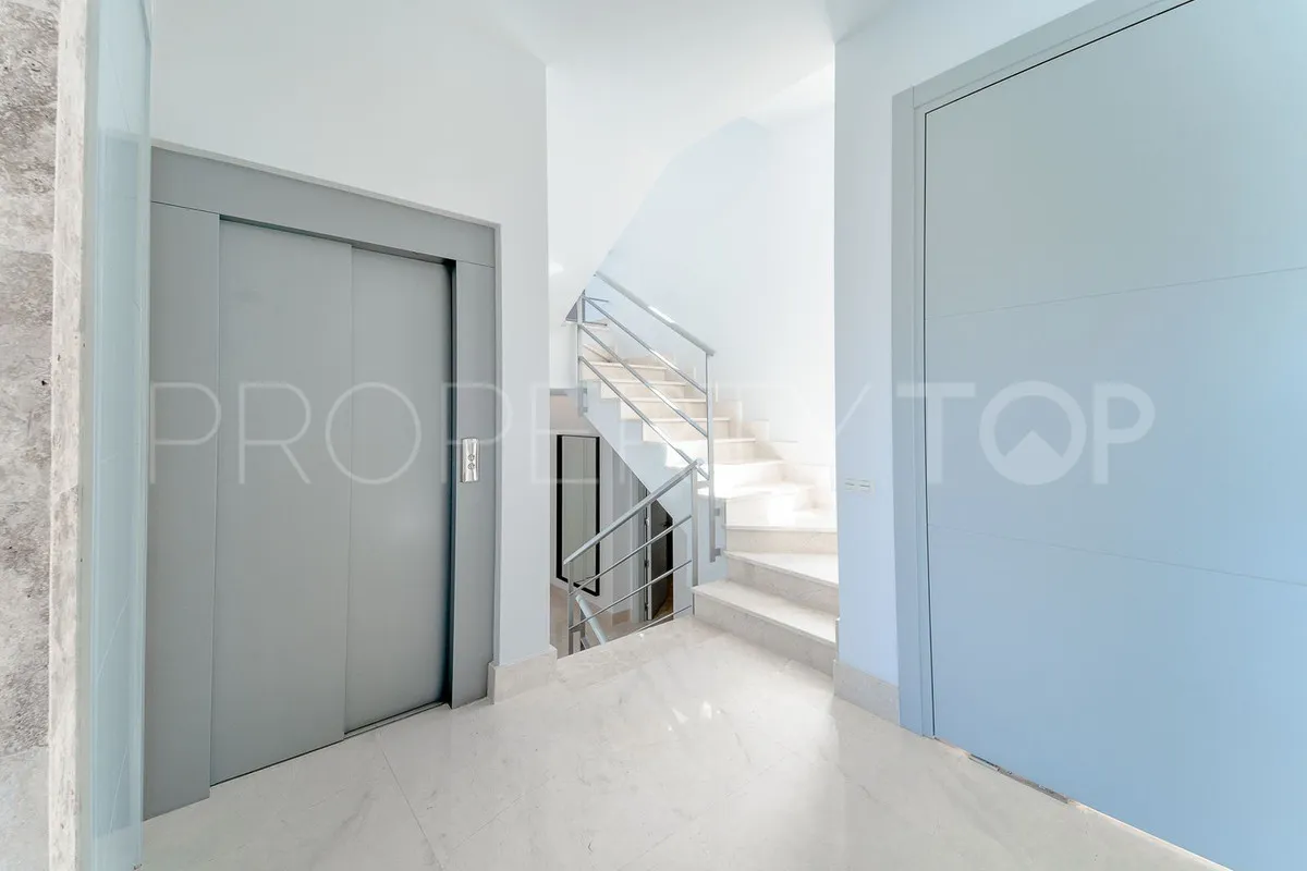Se vende villa de 6 dormitorios en Los Arqueros