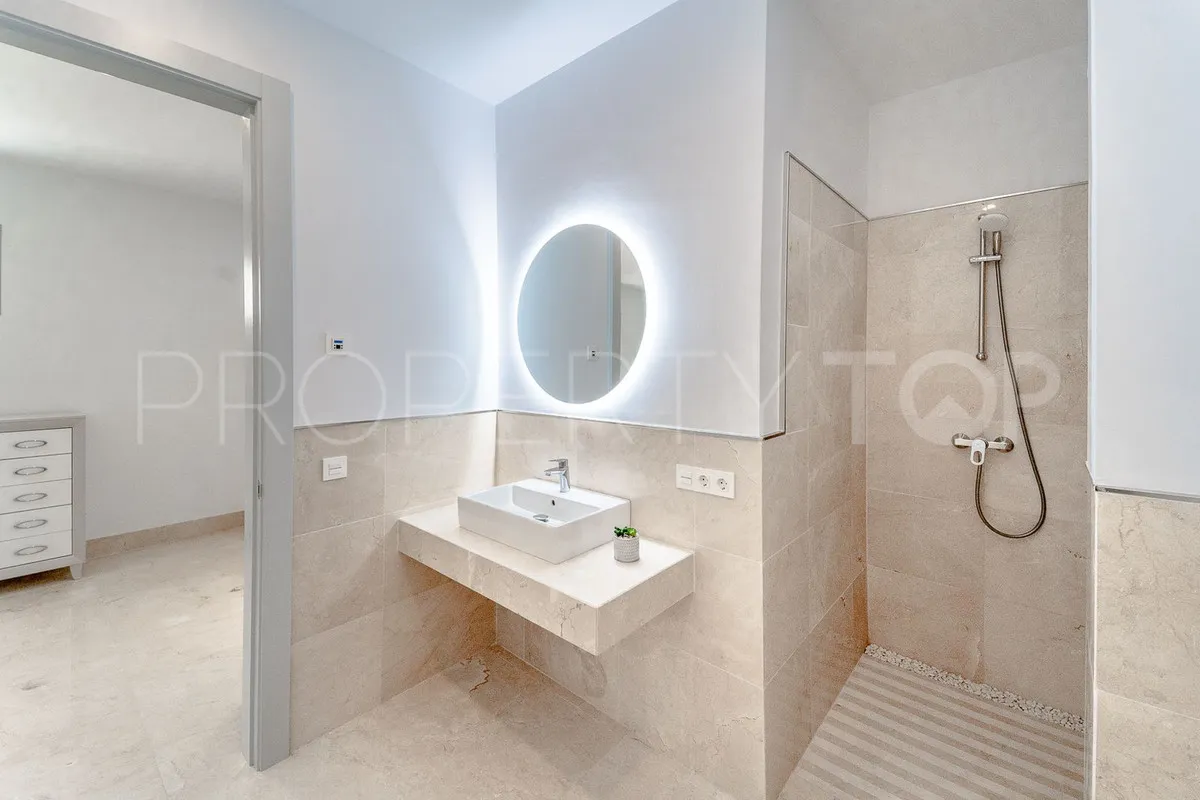 Se vende villa de 6 dormitorios en Los Arqueros