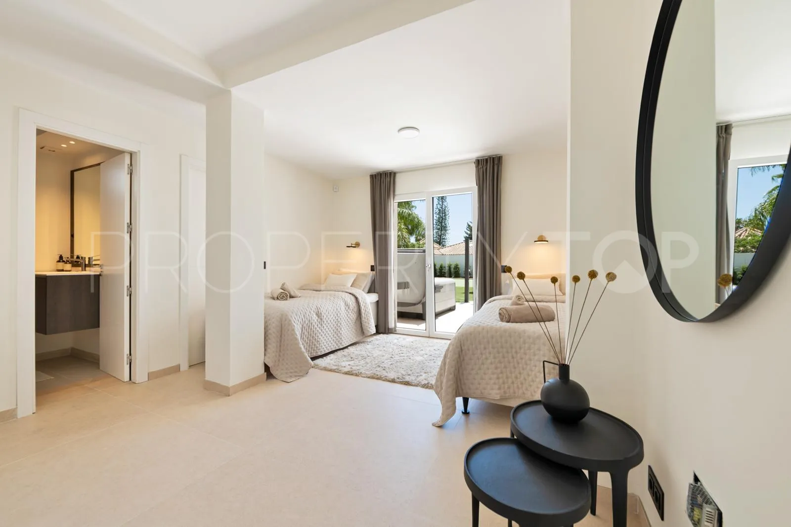 6 bedrooms Nueva Andalucia villa for sale