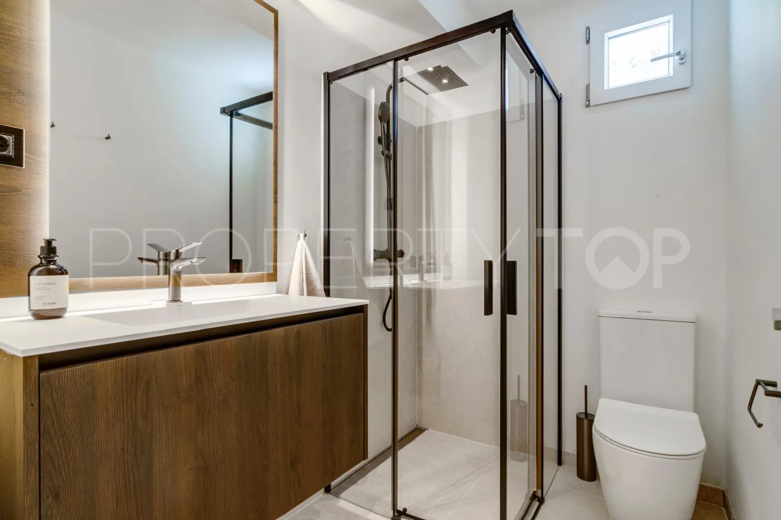 6 bedrooms Nueva Andalucia villa for sale