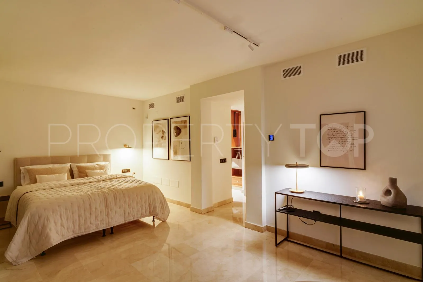 6 bedrooms Nueva Andalucia villa for sale