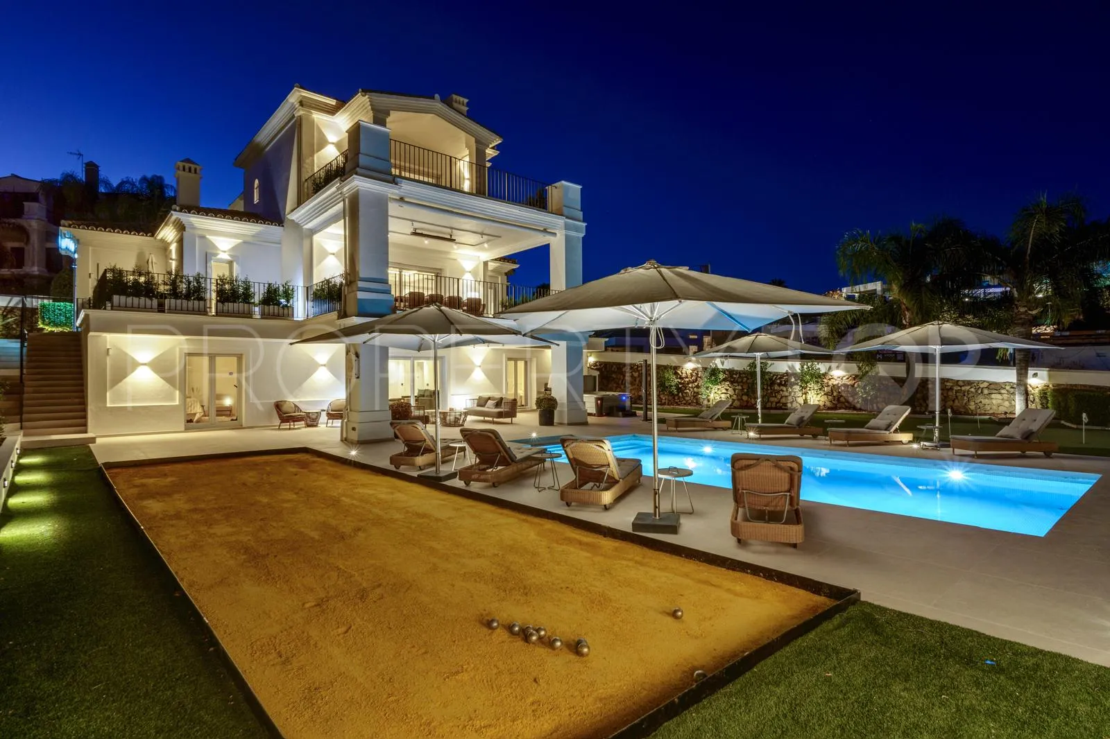 6 bedrooms Nueva Andalucia villa for sale