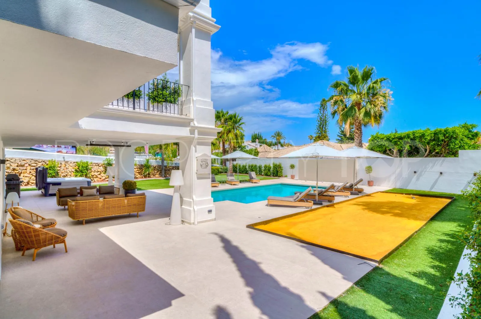 6 bedrooms Nueva Andalucia villa for sale