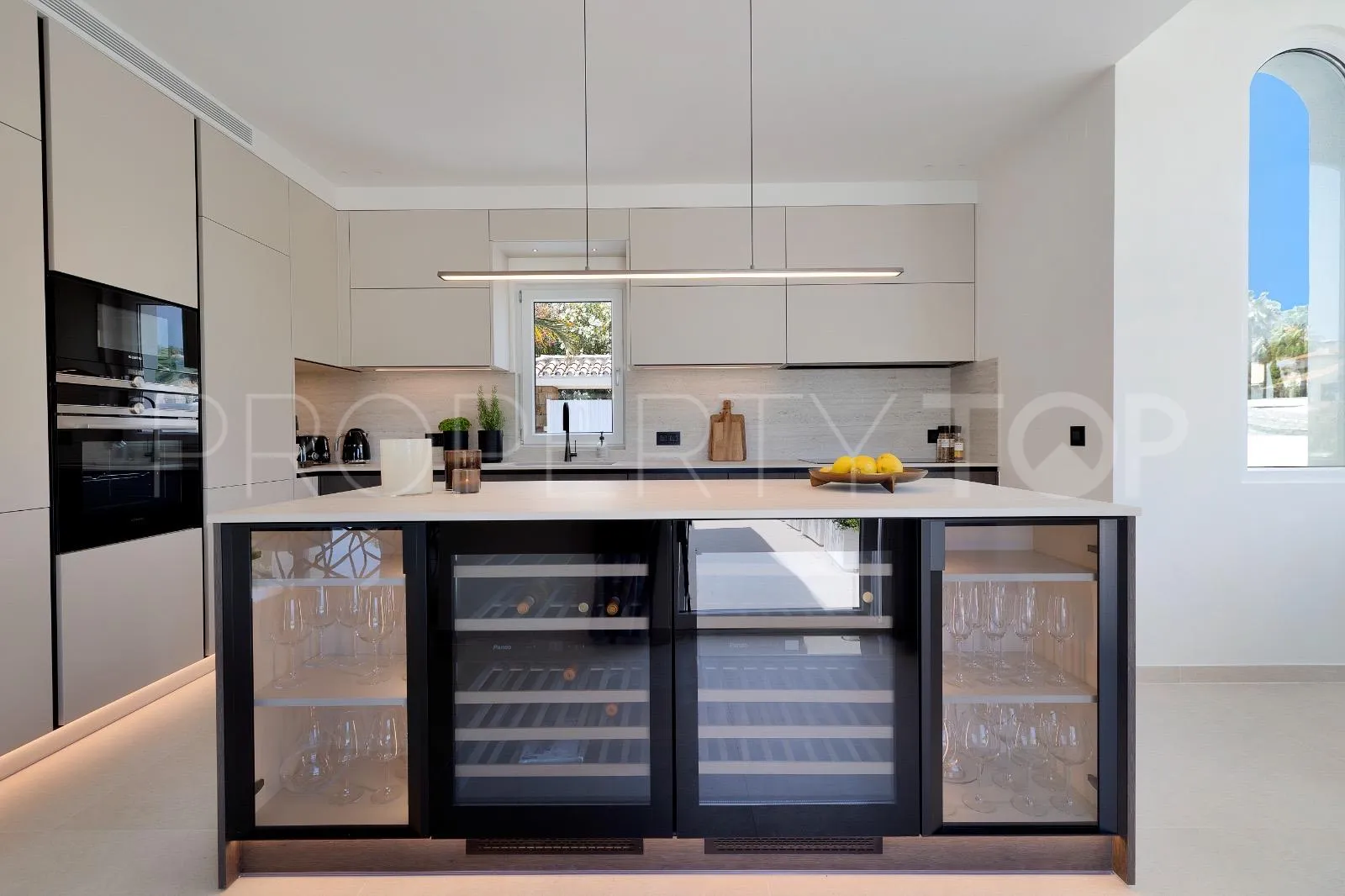 6 bedrooms Nueva Andalucia villa for sale