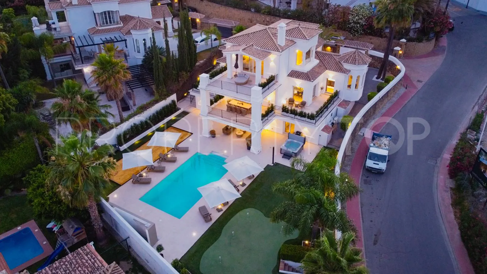 6 bedrooms Nueva Andalucia villa for sale