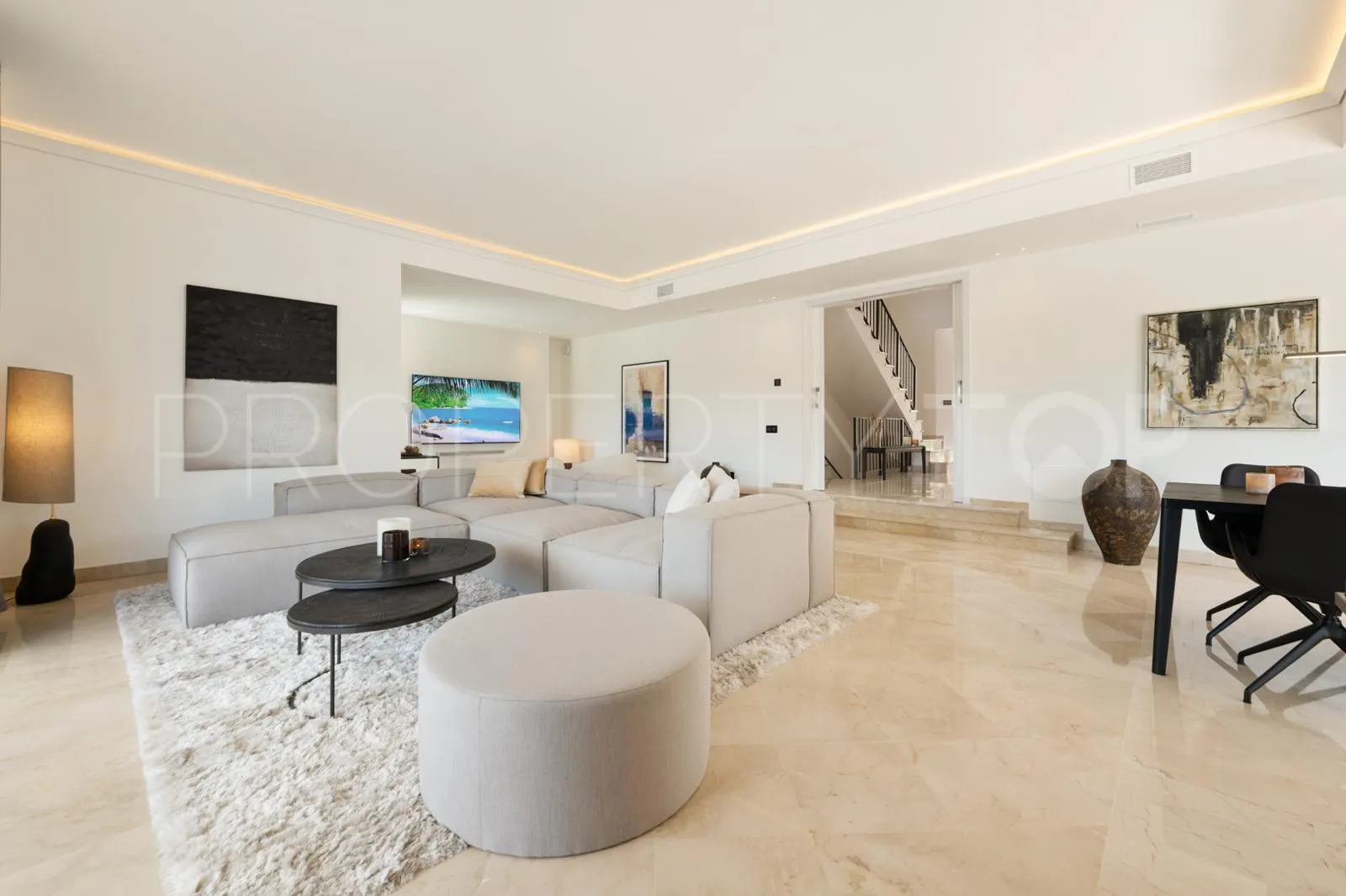 6 bedrooms Nueva Andalucia villa for sale