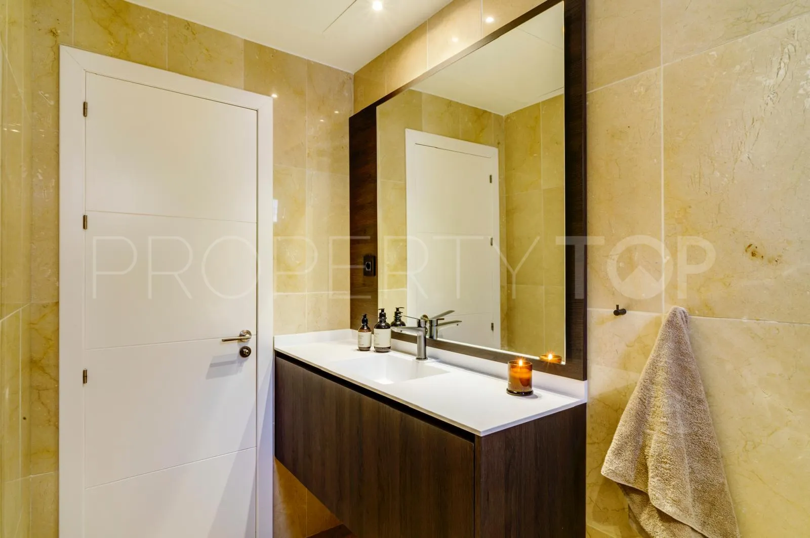 6 bedrooms Nueva Andalucia villa for sale