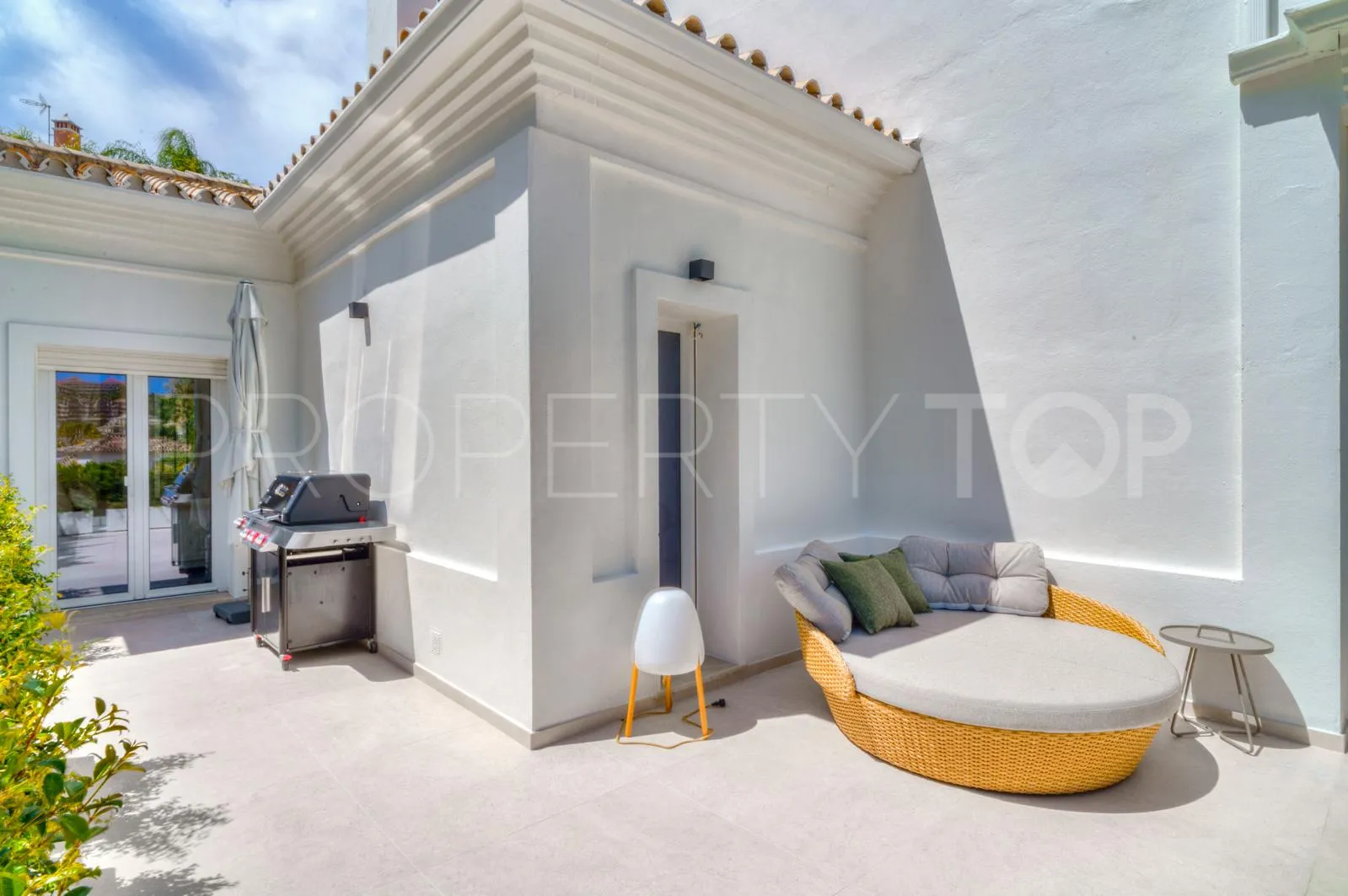 6 bedrooms Nueva Andalucia villa for sale