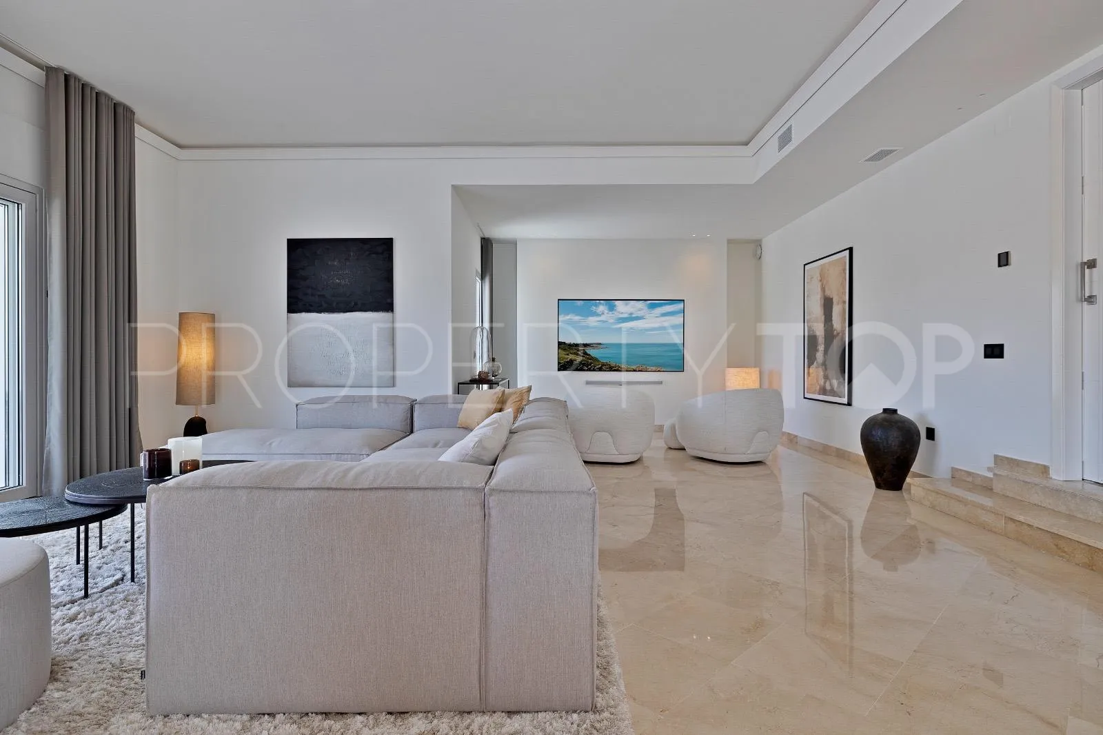 6 bedrooms Nueva Andalucia villa for sale