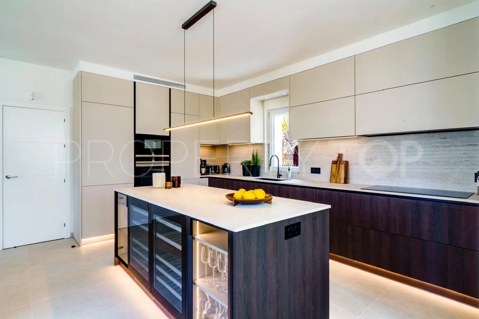 6 bedrooms Nueva Andalucia villa for sale