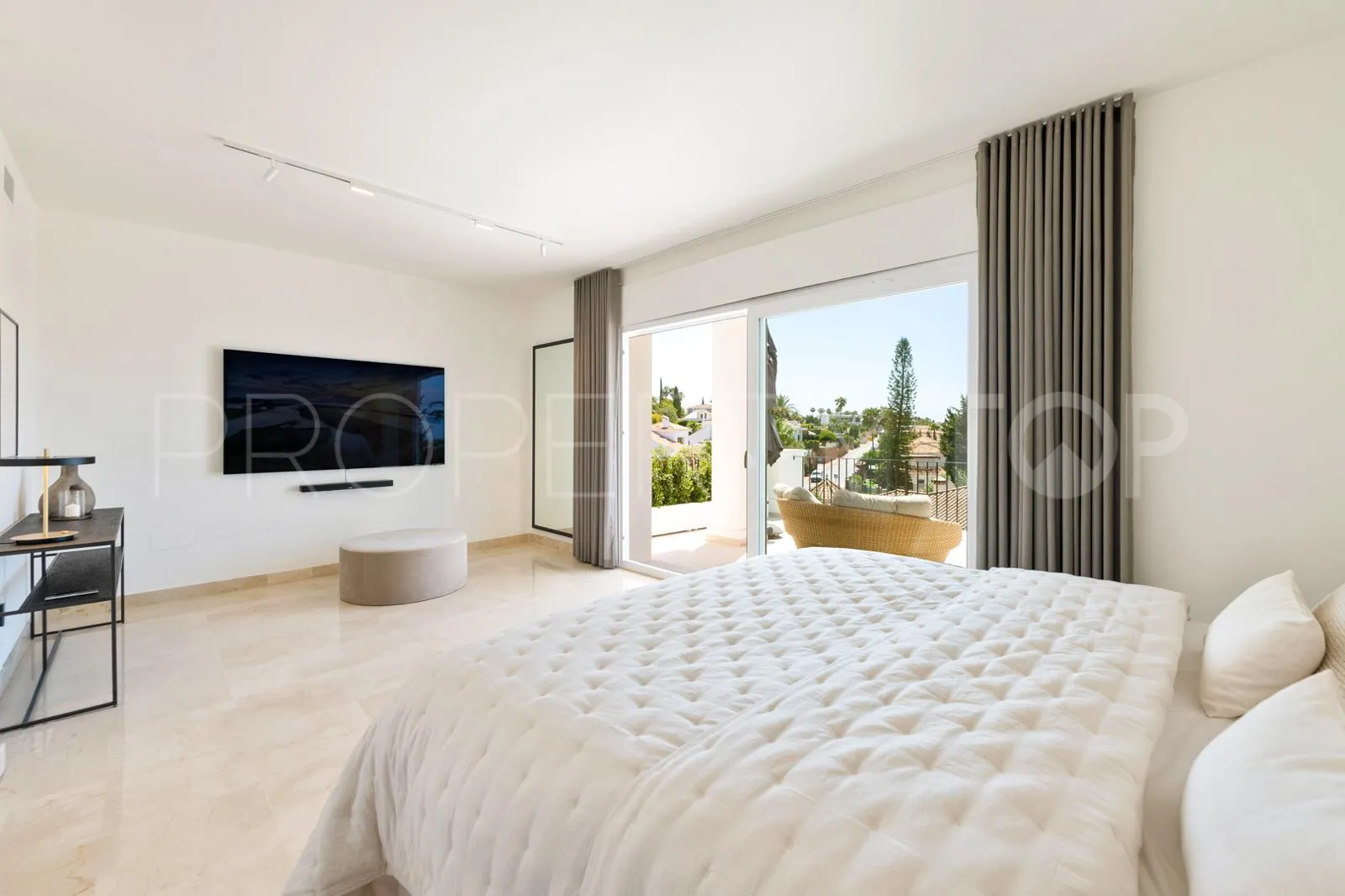 6 bedrooms Nueva Andalucia villa for sale