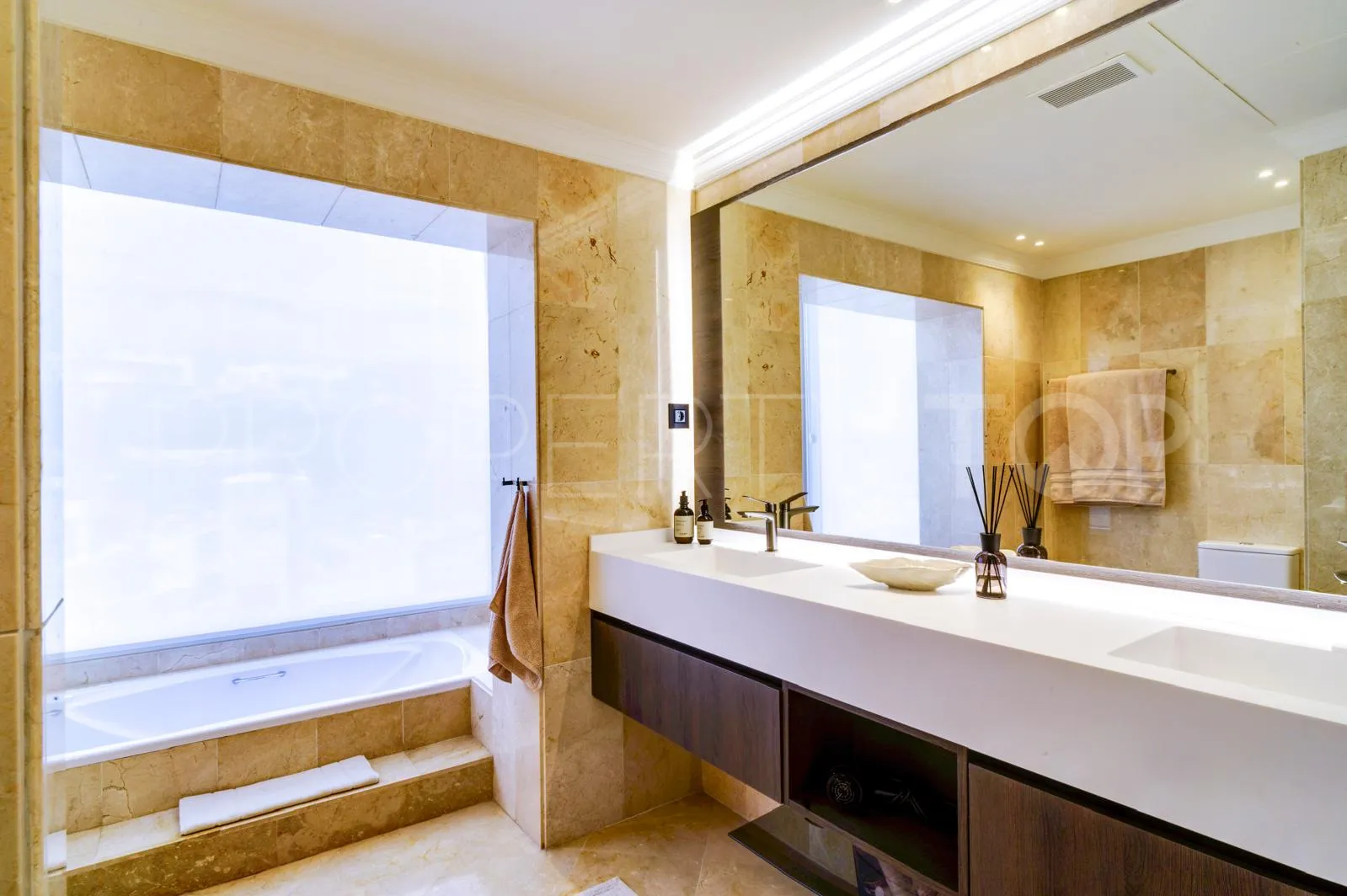 6 bedrooms Nueva Andalucia villa for sale