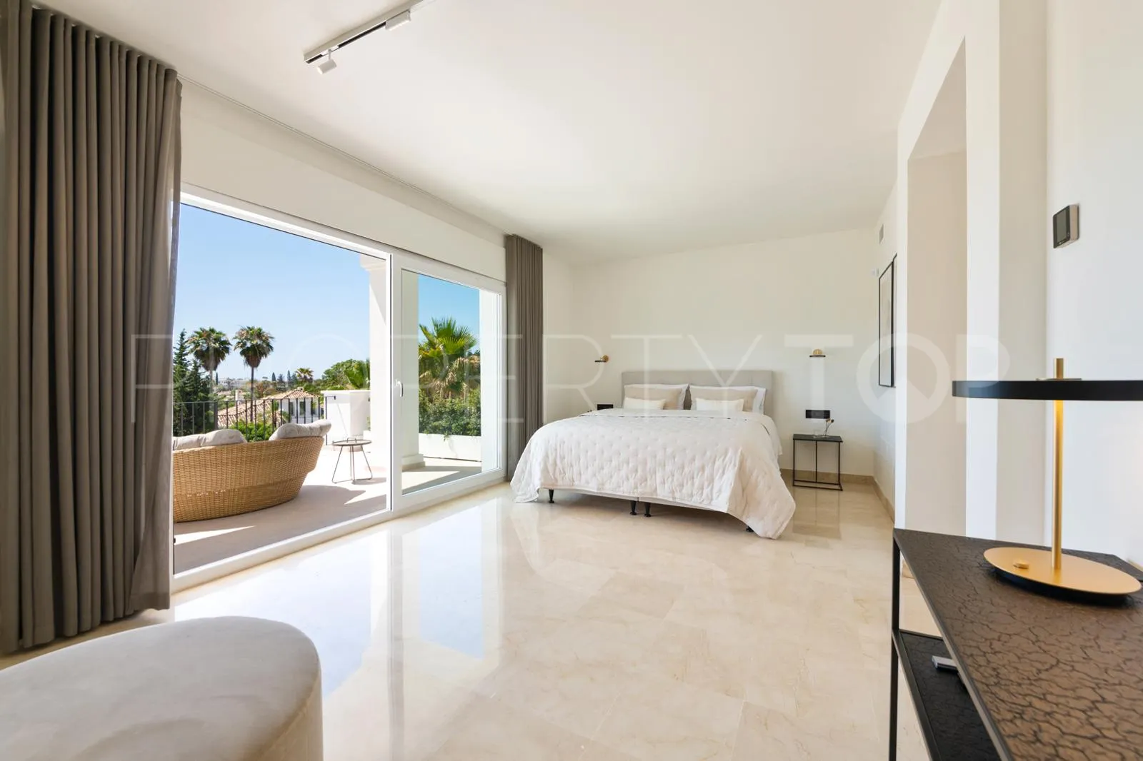 6 bedrooms Nueva Andalucia villa for sale