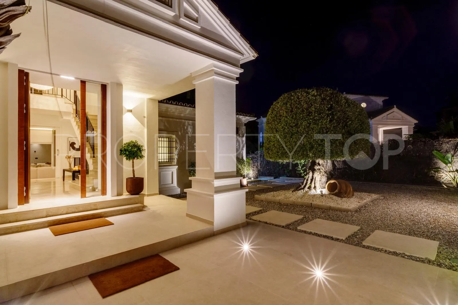 6 bedrooms Nueva Andalucia villa for sale