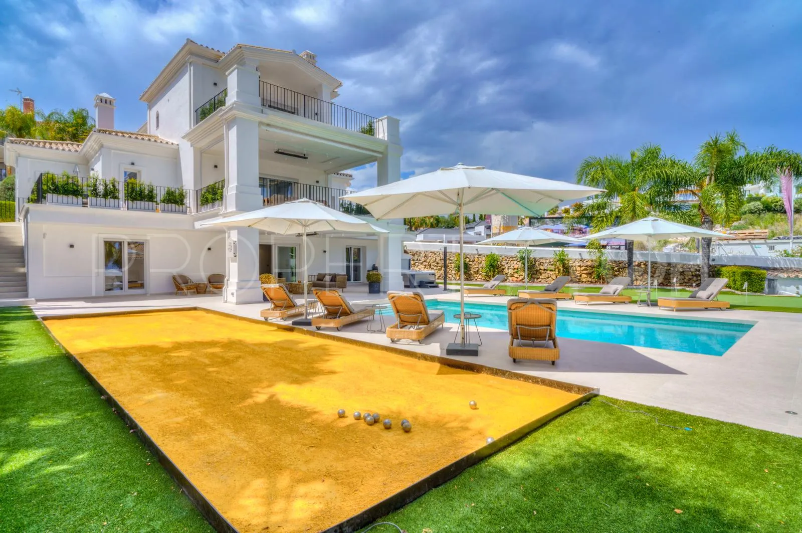 6 bedrooms Nueva Andalucia villa for sale