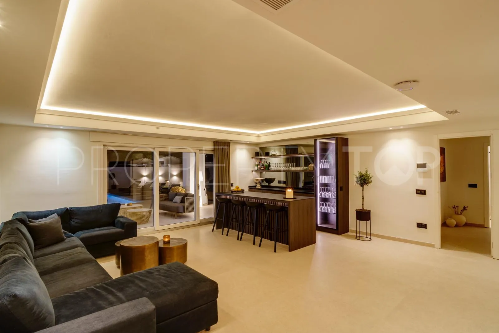 6 bedrooms Nueva Andalucia villa for sale
