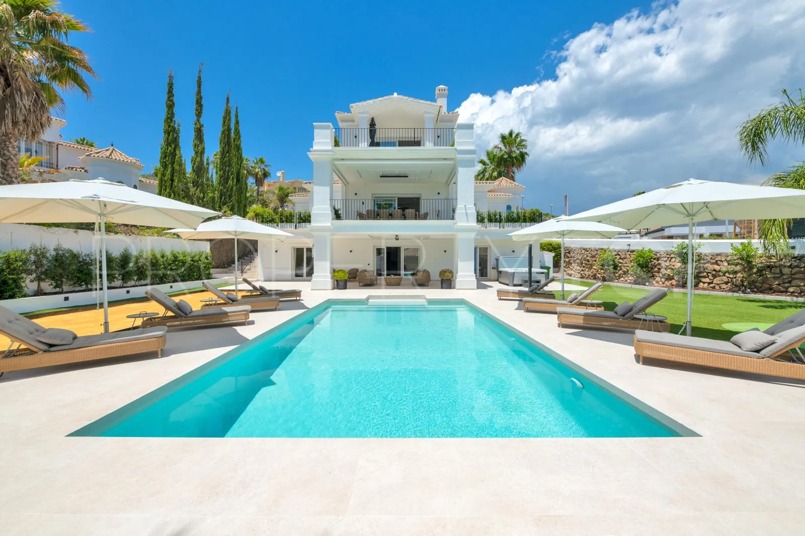 6 bedrooms Nueva Andalucia villa for sale
