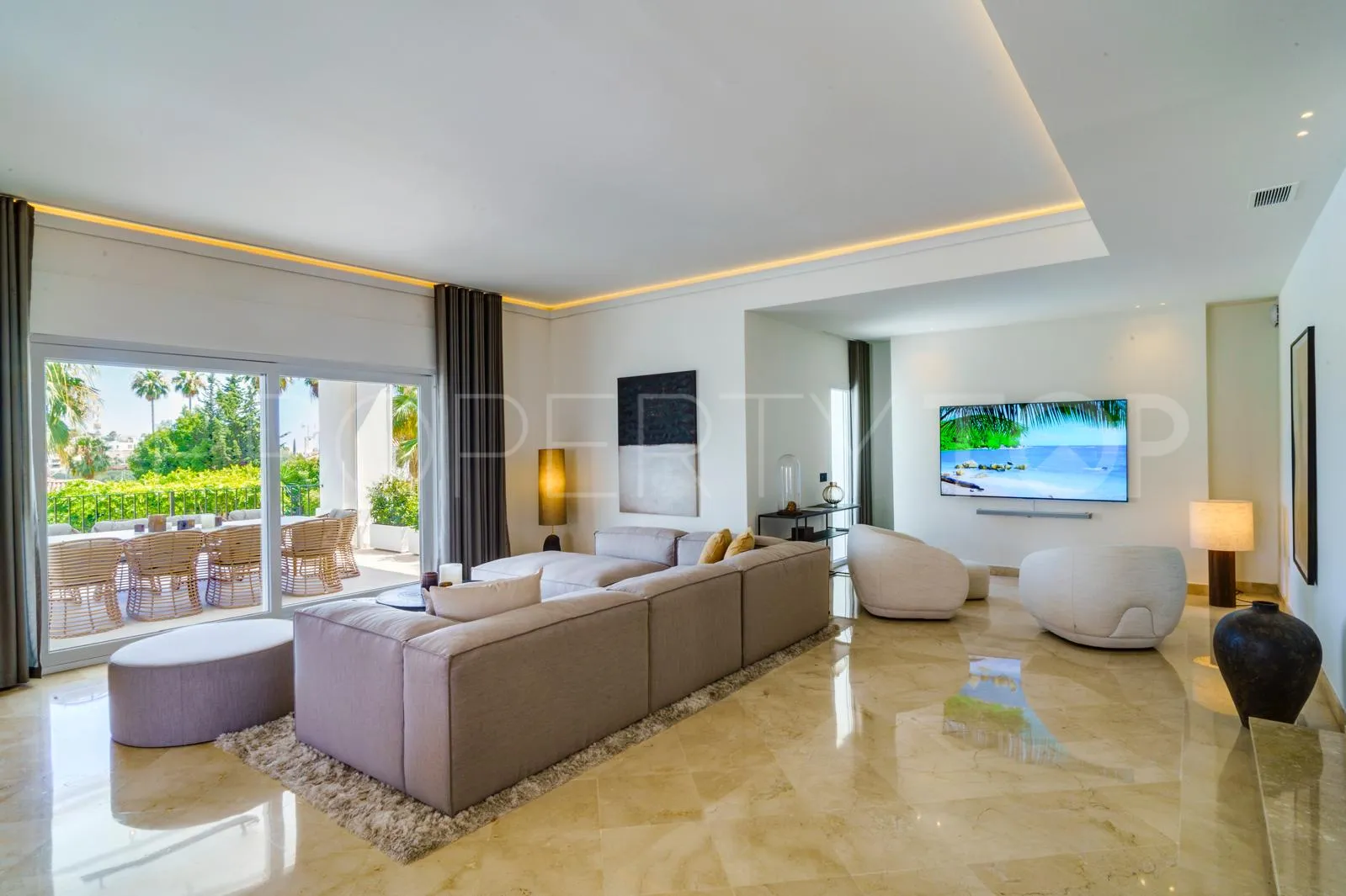 6 bedrooms Nueva Andalucia villa for sale