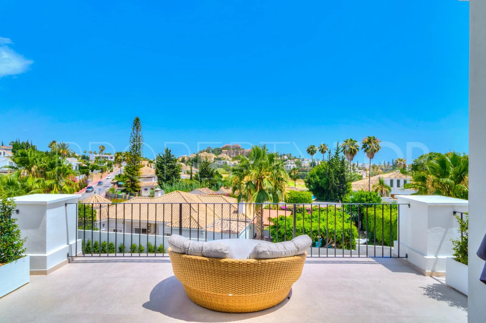 6 bedrooms Nueva Andalucia villa for sale