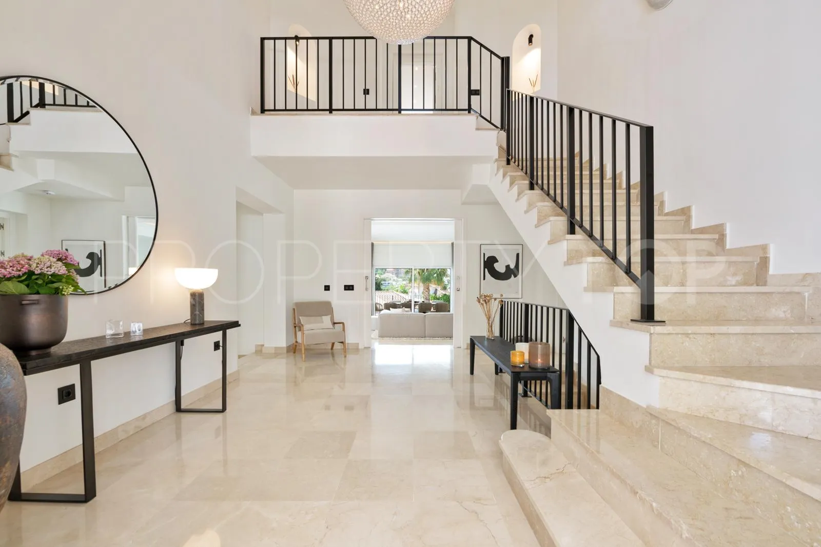 6 bedrooms Nueva Andalucia villa for sale